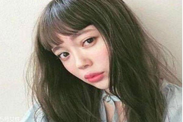 接近黑色的染发颜色 低调但是显气色的发色