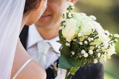 ​结婚扔捧花什么意思 新娘扔捧花瞬间6位伴娘都避开