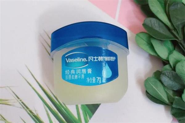 凡士林唇膏好用吗 凡士林唇膏怎么涂