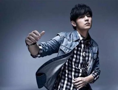 ​周杰伦（中国台湾流行乐男歌手、音乐人、演员、导演、编剧）