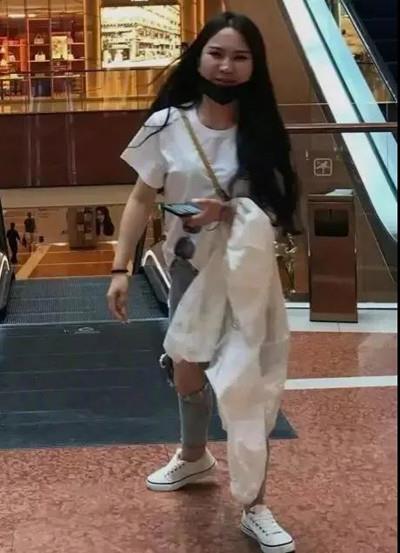 19岁少年，花318万舔到女主播，到底值不值8