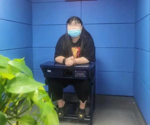 19岁少年，花318万舔到女主播，到底值不值2