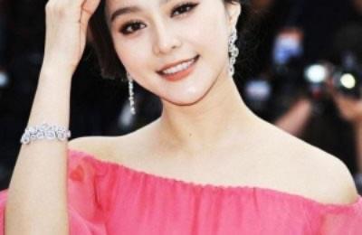 娱乐曲折迂回走不通范冰冰现身老东家，这是要复出了  2