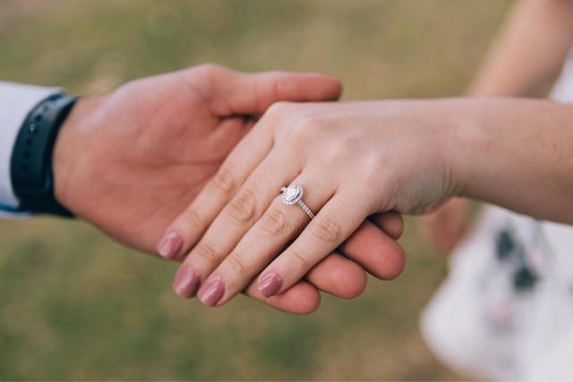 情感三金是订婚还是结婚给  2