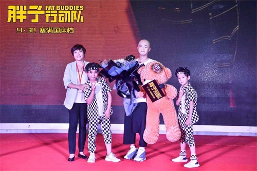 包贝尔导演和观众合影