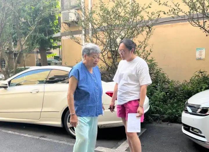 沈杨叮嘱老人注意防暑、多喝水。