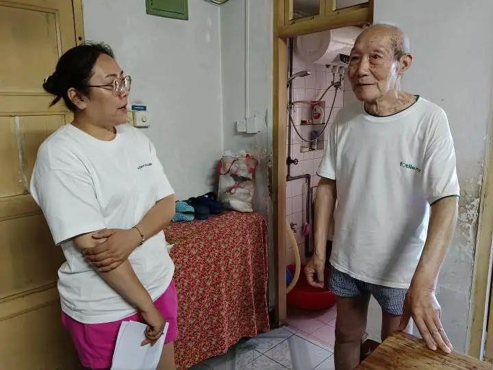 沈杨走进独居老人鲁爷爷的家