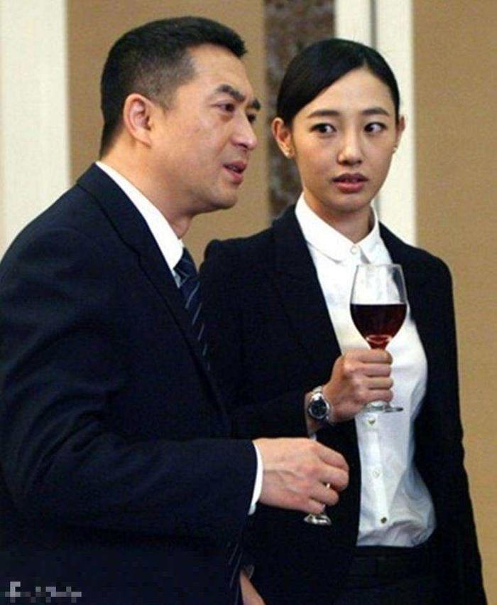 《美好生活》第8次张嘉译“老牛吃嫩草”！网友：骑单车更帅！