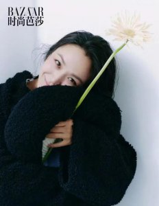 ​汤唯韩国老公高调亮相！穿衬衫气质儒雅，望妻眼把汤唯搞害羞超甜