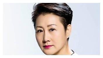 她39年前应征入伍，与亿万富豪一见钟情，如今被称为国民媳妇！