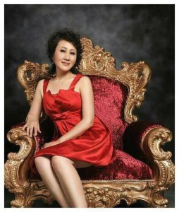 ​她39年前应征入伍，与亿万富豪一见钟情，如今被称为国民媳妇！