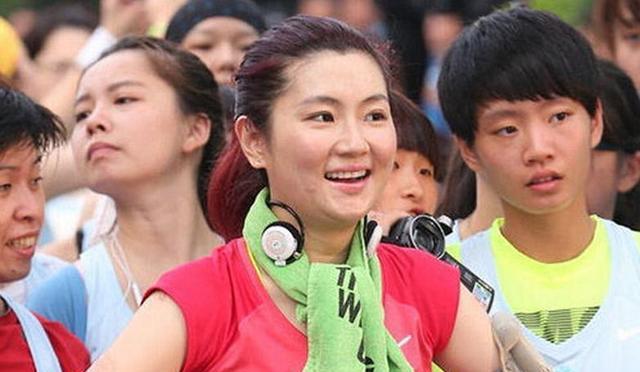 selina机场近照曝光，颜值美回巅峰，网友：那也不买账
