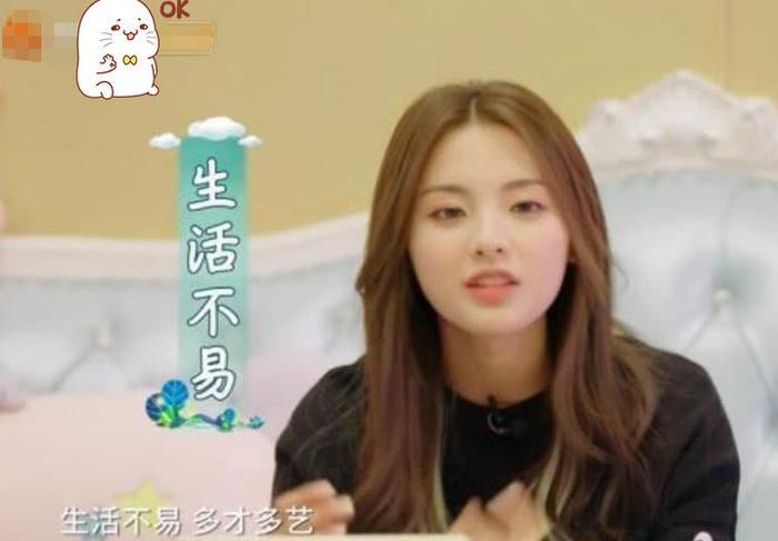 杨超越录节目随地吐痰，遭网友吐槽，粉丝：她明明是吐到海里！