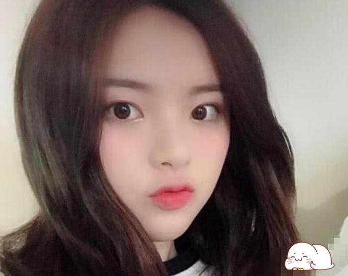 杨超越录节目随地吐痰，遭网友吐槽，粉丝：她明明是吐到海里！