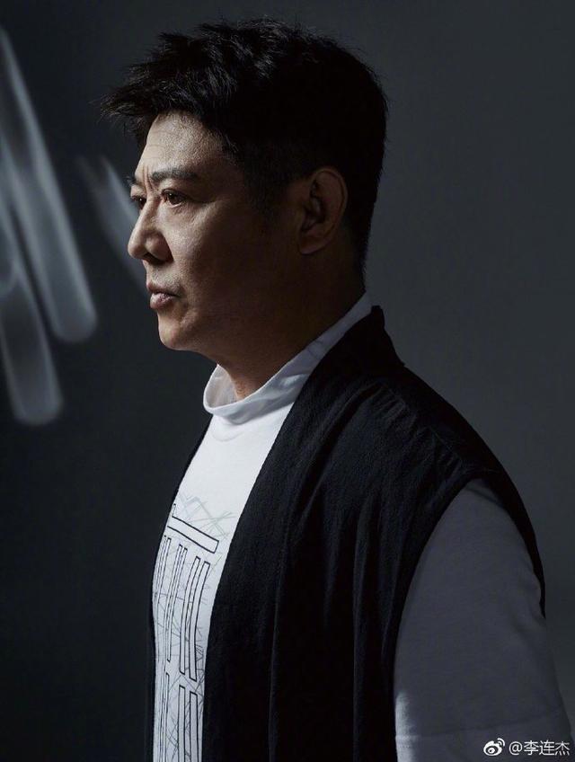 李连杰拍写真戴假发有偶像包袱，重回昔日硬汉形象惹观众回忆杀！