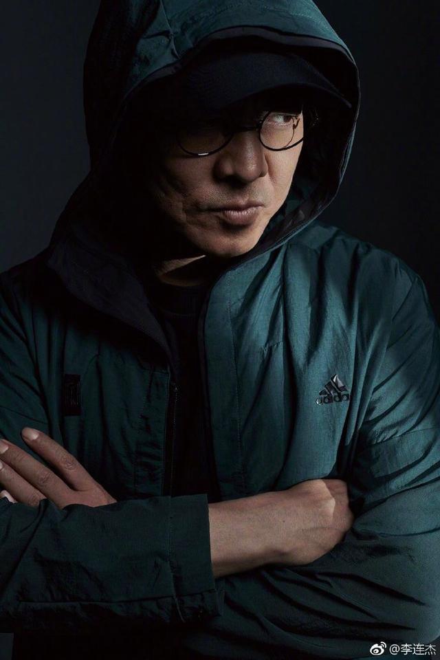 李连杰拍写真戴假发有偶像包袱，重回昔日硬汉形象惹观众回忆杀！