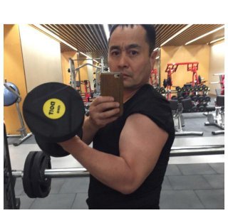 ​杨幂老爸晒照秀肌肉，年轻时的帅照曝光，杨幂果然随老爸！