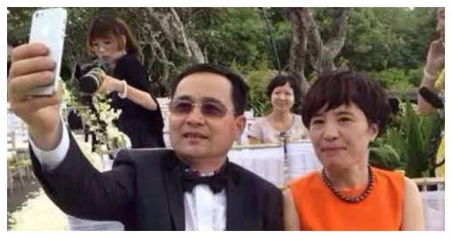 杨幂老爸晒照秀肌肉，年轻时的帅照曝光，杨幂果然随老爸！