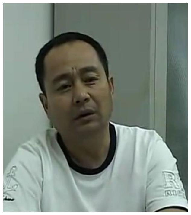 杨幂老爸晒照秀肌肉，年轻时的帅照曝光，杨幂果然随老爸！