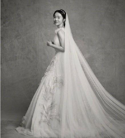 李贞贤ins上晒出婚纱照，40岁长着一张20岁的脸，人美歌甜身材棒