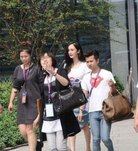 ​杨幂路透照流出 由此明白为什么叫“大幂幂”了