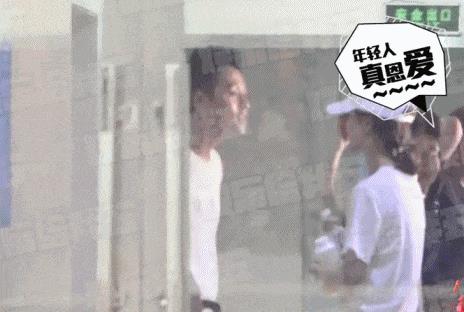杨紫主动献吻, 网友称: 张一山厕所里大哭