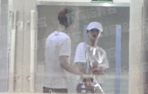 杨紫主动献吻, 网友称: 张一山厕所里大哭