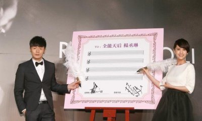 ​李荣浩成功求婚杨丞琳，杨丞琳前男友送祝福，却被质疑蹭热度
