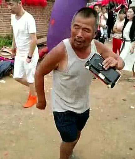二龙湖二哥到底什么来头？“好残忍”走红是必然，背后势力强大