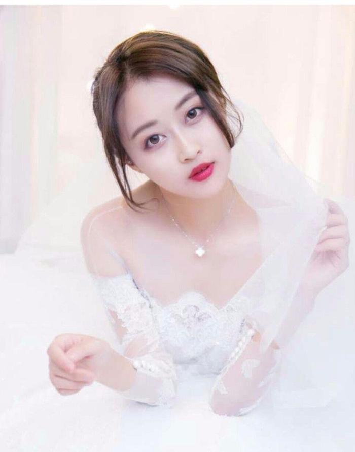 《巴啦啦小魔仙》两姐妹皆已长大，一个走网红路，一个淡出娱乐圈