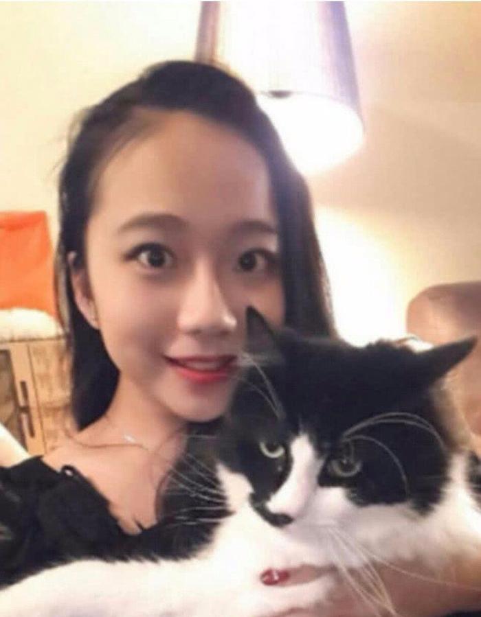 《巴啦啦小魔仙》两姐妹皆已长大，一个走网红路，一个淡出娱乐圈
