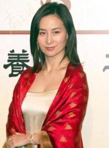 她是赌王最得意的女儿, 端庄美貌身价不菲, 今56岁仍孤身一人