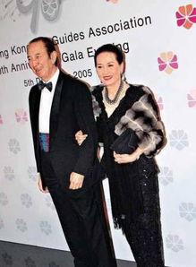 她是赌王最得意的女儿, 端庄美貌身价不菲, 今56岁仍孤身一人