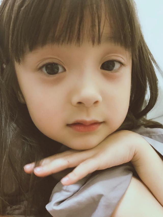 易烊千玺最宠爱的哈琳长大了，漂亮的大眼睛五官依旧精致惹人爱