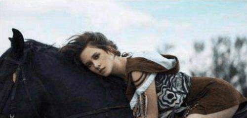 《战狼2》的原女主徐嘉雯微博做出回应, 回应加价被换的原因