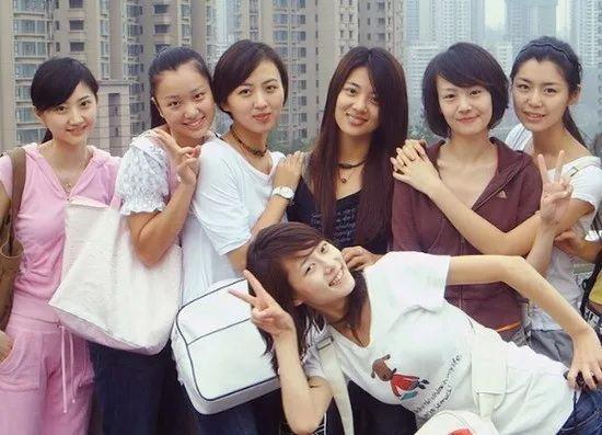 景甜张继科车内激吻恋情添实锤！女方的金主男友被闺蜜撬走了？