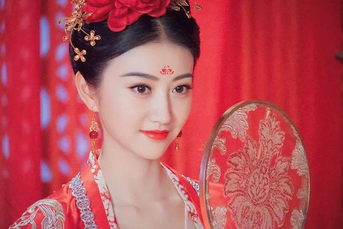 景甜张继科车内激吻恋情添实锤！女方的金主男友被闺蜜撬走了？