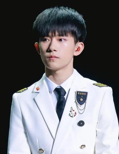 穿军装的8位男星：邓伦邪恶，朱一龙铁血柔情，但我却唯独喜欢他