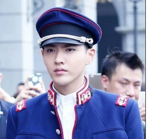 穿军装的8位男星：邓伦邪恶，朱一龙铁血柔情，但我却唯独喜欢他
