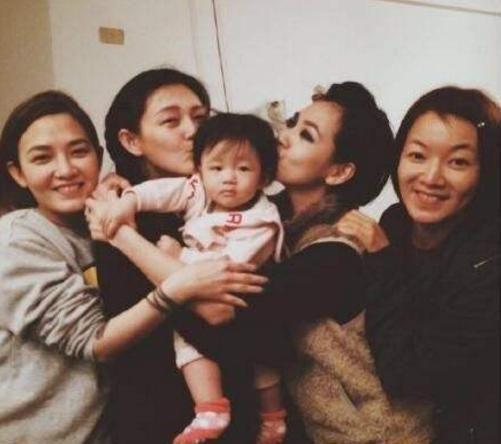 穿舌环，纹纹身，扬言子宫可有可无的范晓萱，凭什么得周迅青睐