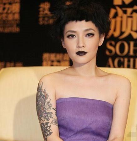穿舌环，纹纹身，扬言子宫可有可无的范晓萱，凭什么得周迅青睐