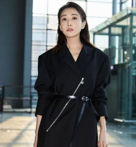 ​杜若溪晒漂亮近照，一身西装裙时尚拉风，34岁美的太圈粉