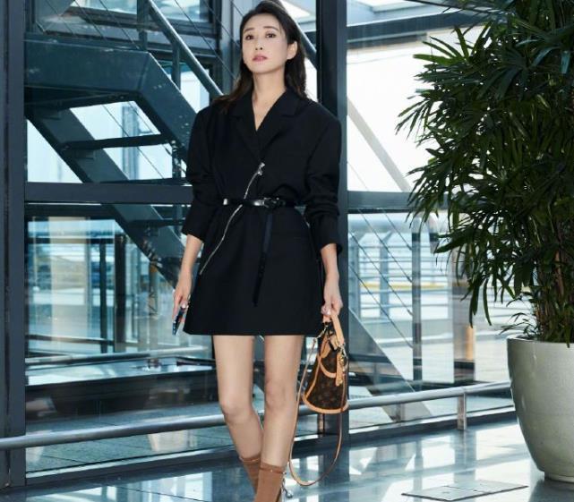 杜若溪晒漂亮近照，一身西装裙时尚拉风，34岁美的太圈粉
