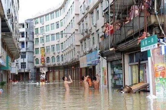 赶沙尘暴、追暴雨闪电、进入台风眼……是种什么样的体验？