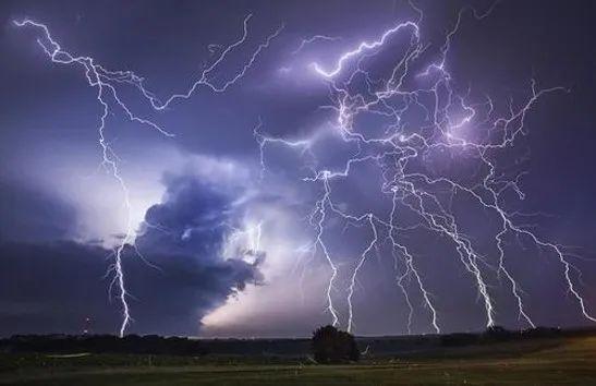 赶沙尘暴、追暴雨闪电、进入台风眼……是种什么样的体验？