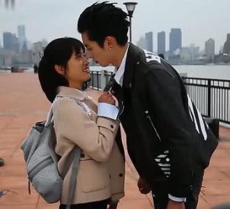 ​王鹤棣与沈月路边拥吻，下一秒棣棣小动作导演想拦，但为时已晚！