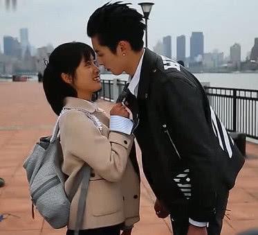 王鹤棣与沈月路边拥吻，下一秒棣棣小动作导演想拦，但为时已晚！