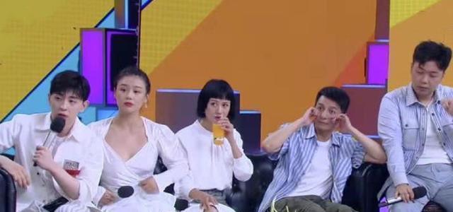 邓论和衣着“暴露”的马思纯坐在一起，谁注意到他的反应？真绅士