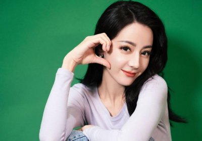 ​迪丽热巴恋情传闻后首现身，小腹平坦力破怀孕传闻，自曝年后进组