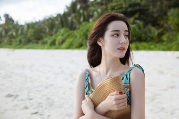 迪丽热巴成名前写真曝光，表情青涩，妆容夸张，网友：欣赏不来